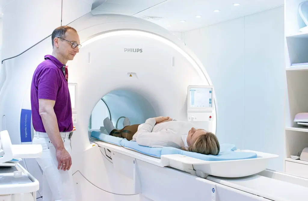Radiologe am Philips-MRT der MRT-Praxis Potsdam, eine Patientin liegt auf der Untersuchungsliege