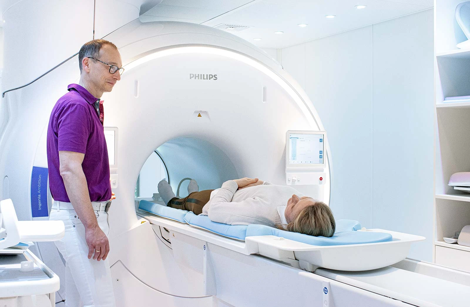 Radiologe am Philips-MRT der MRT-Praxis Potsdam, eine Patientin liegt auf der Untersuchungsliege